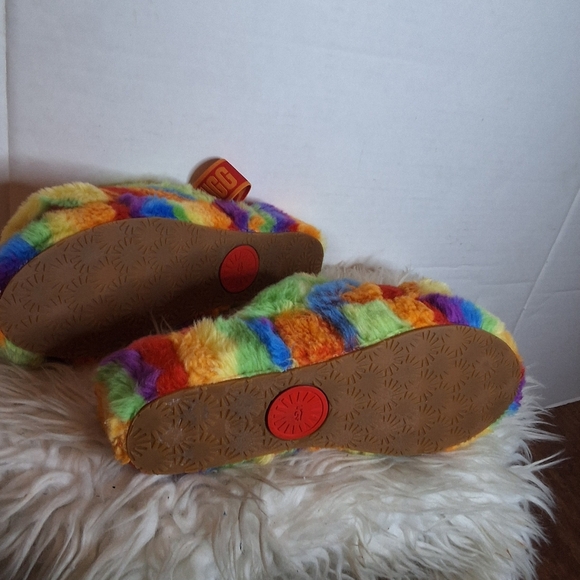 UGG Multicolor Yeal CalinRainbow  Fluffy Slippers 10 NWOT - Picture 7 of 7